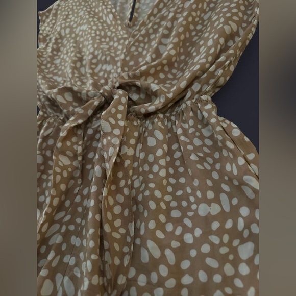 SIMPLEE Tan and white front tie romper - Picture 5 of 7